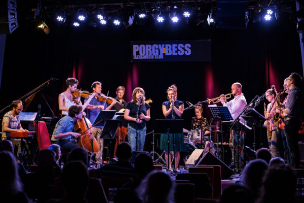 das 13-köpfige Ensemble Little Rosies Kindergarten auf der Bühne des Porgy&Bess