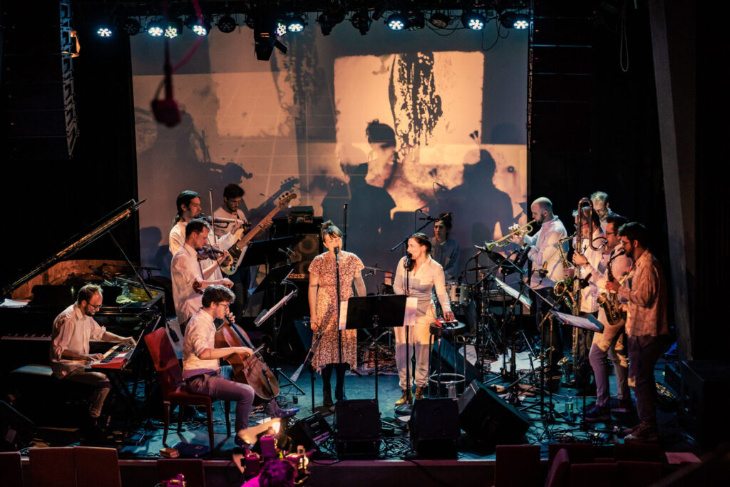 © Georg Cizekl Graf das 13-köpfige Ensemble Little Rosies Kindergarten auf der Bühne des Porgy&Bess
