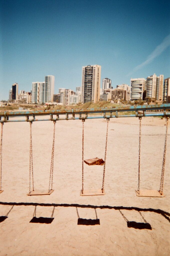 © Karin Gruber Schaukeln am Strand von Beirut.