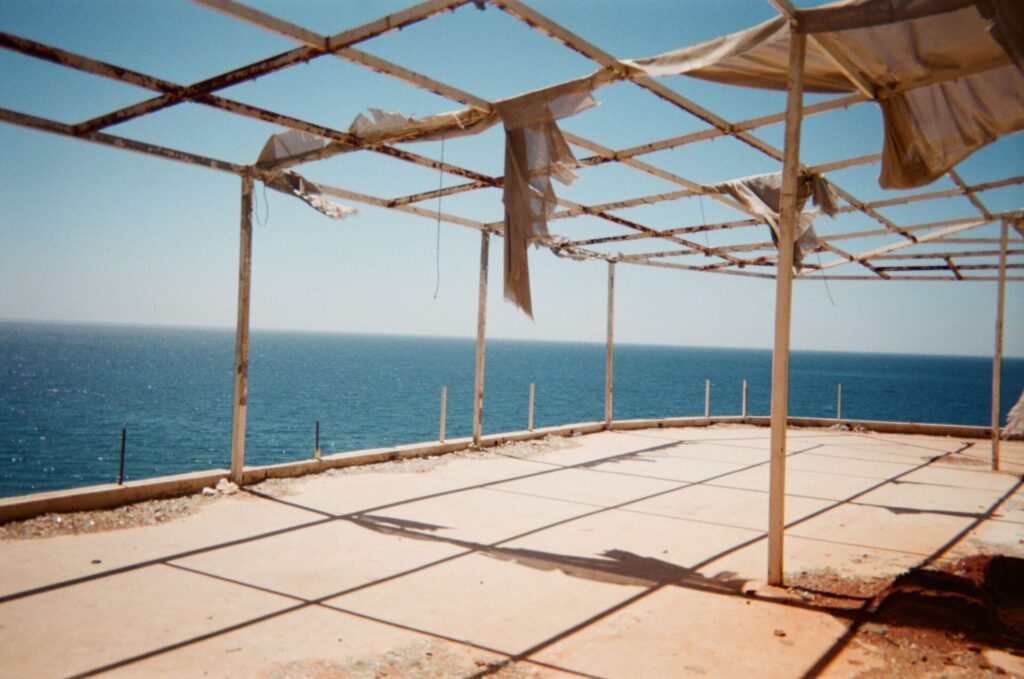 © Karin Gruber Verlassenes Restaurant mit Meerblick
