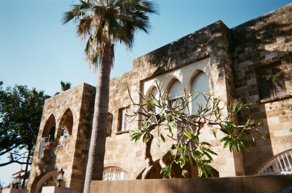 © Karin Gruber Ein schön renoviertes Haus mit Palme.