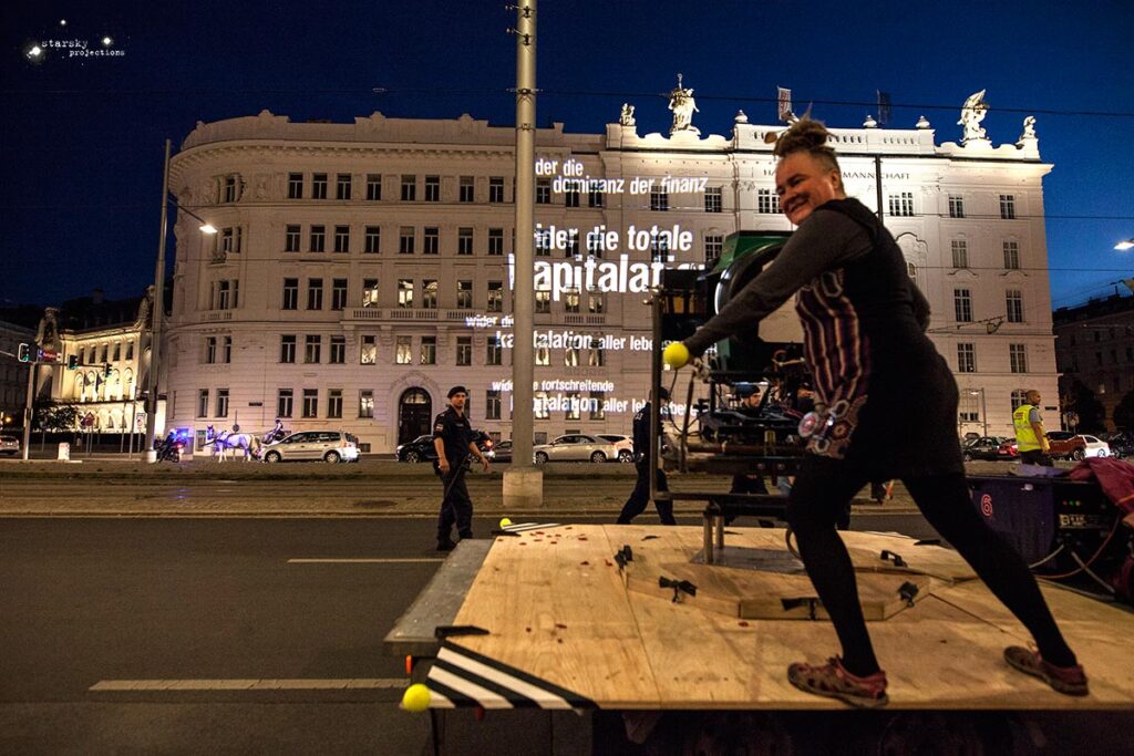 Projektionsguerilla - fahrende Text-Intervention im öffentlichen Raum