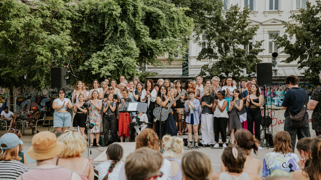 Eine Ansammlung von Menschen am Yppenplatz