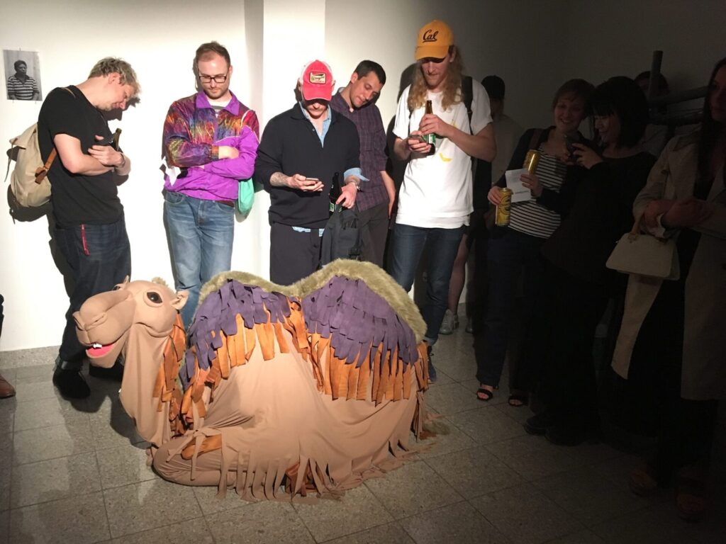© Kunstverein Kevin Space Sitzendes Stoffkamel mit Publikum