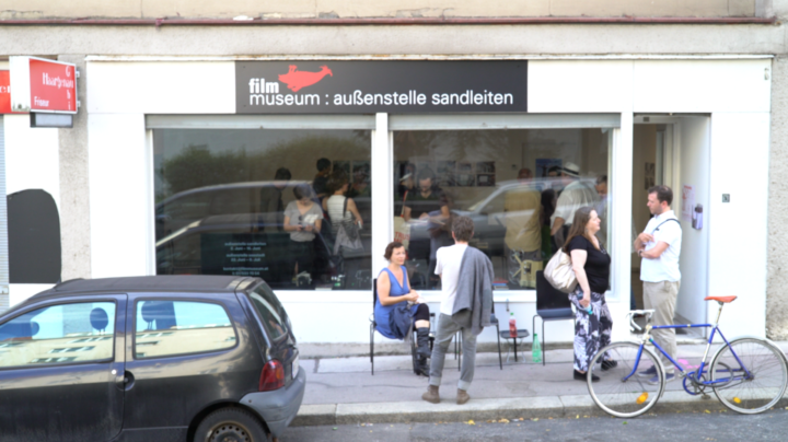 Ladenlokal mit Schild "Film Museum: Außenstelle Sandleiten"