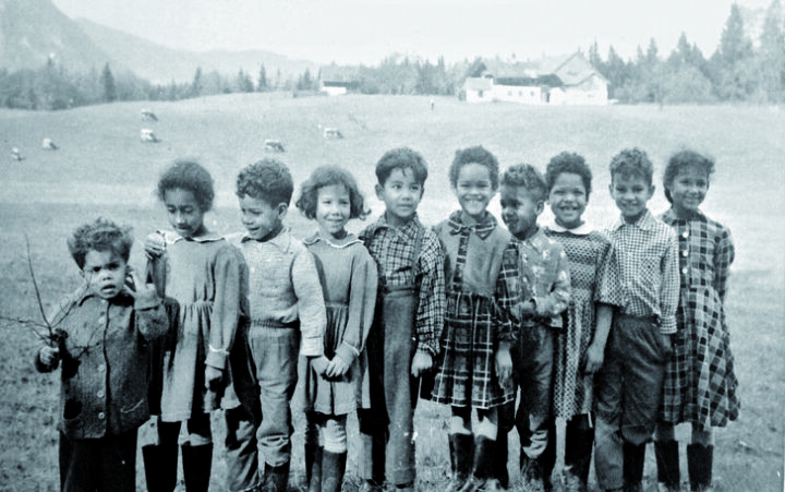 Schwarzweißbild von Schwarzen Kindern in ländlicher Gegend