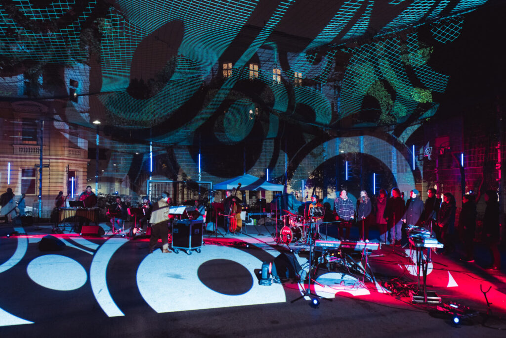 © Richard Lürzer Fußballkäfig nachts mit Musiker:innen und Lichtinstallation