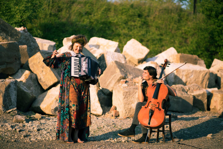 Frau mit Akkordeon und Mann mit Violoncello