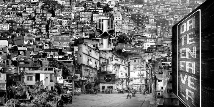 Schwarzweißbild von Stadt mit Schild "Datenfavela"