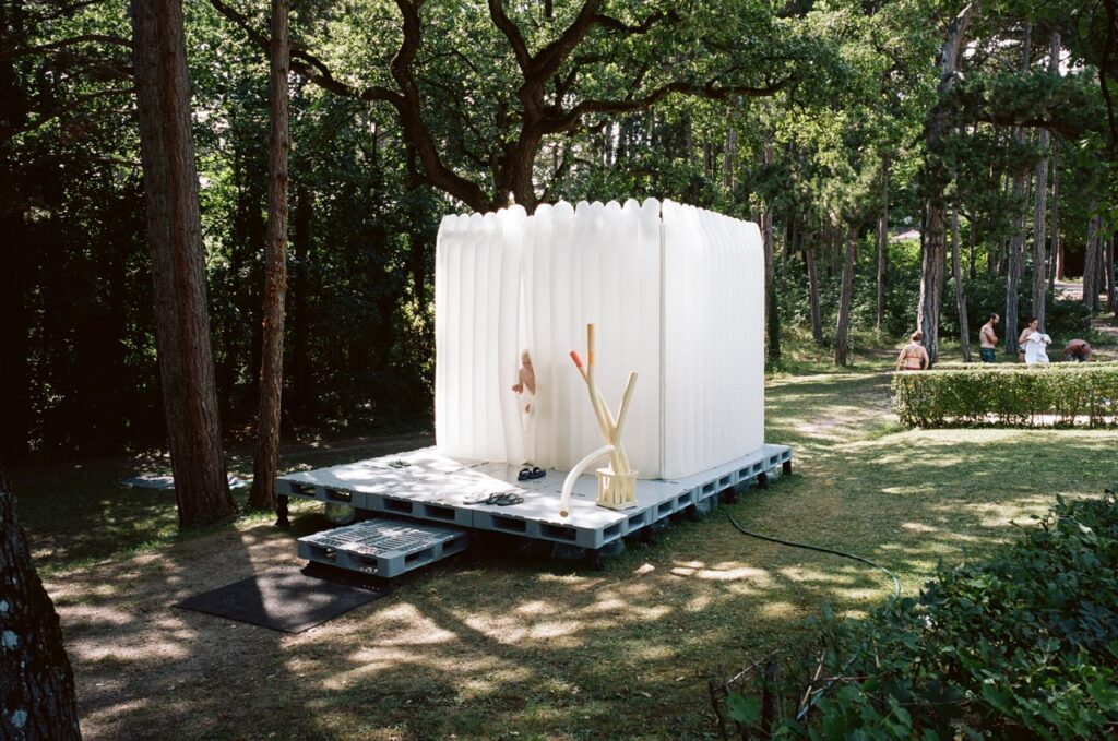 © Zara Pfeifer Aufblasbares Dampfbad im Park
