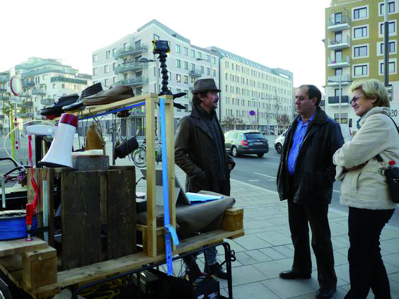 Mobile Schuhfabrik in urbaner Gegend