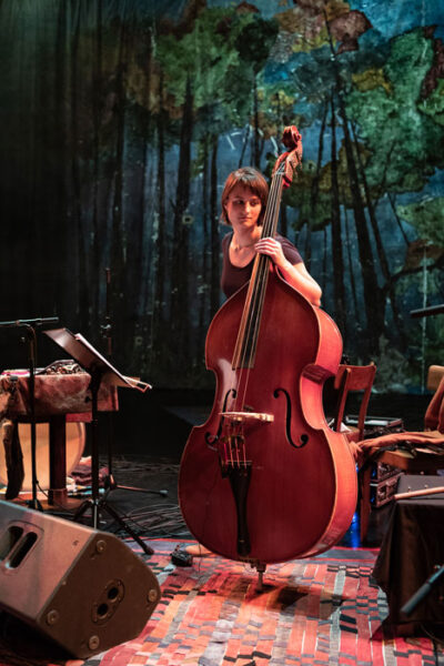 Frau mit Cello bei Konzert