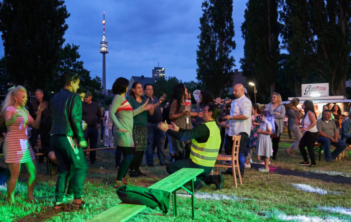 Fest Abends mit Leuten auf Wiese