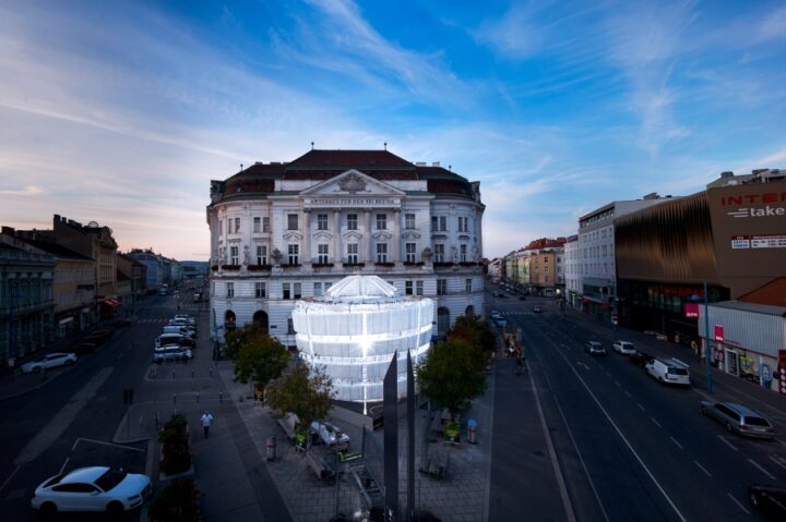 Begehbare Skulptur vor Haus