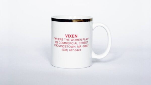 Weiße Kaffeetasse mit einem goldenen Rand am oberen Rand. Auf der Tasse steht in roter Schrift: nginx Kopieren Bearbeiten VIXEN 